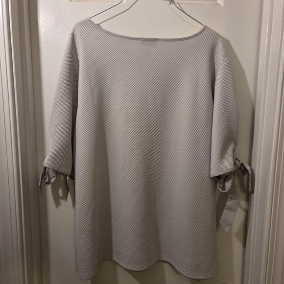 The Limited: Light Gray Textured Blouse with Tie Sleeves. Size XL. - Picture 7 of 9
